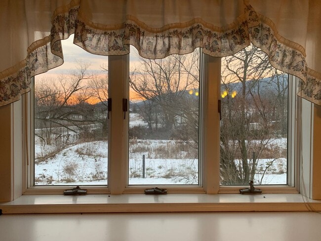 Building Photo - Multi-level 3-bedroom, 1-bath single-family home