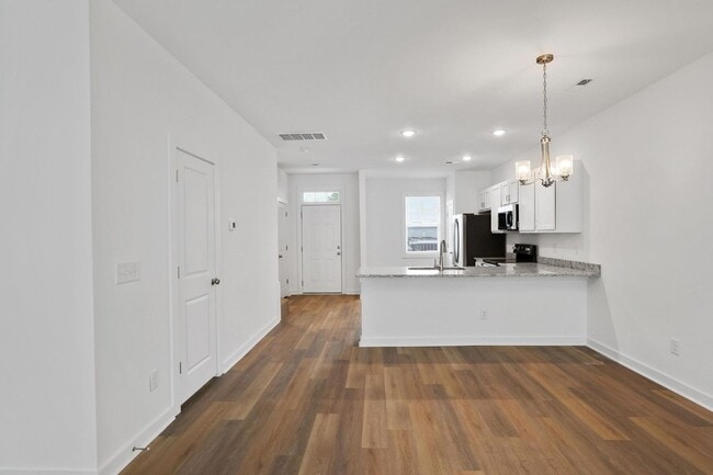 Building Photo - Large 3 story townhome near beach with com...