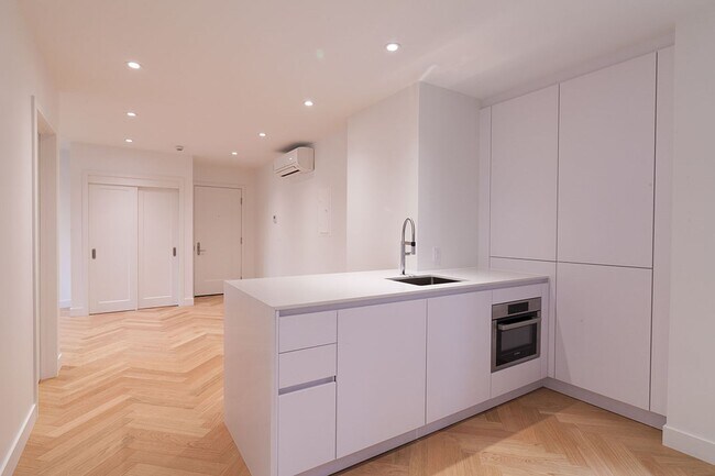 Building Photo - 590 Av. Outremont