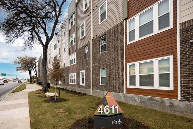 Foto del edificio - 4611 N Interstate 35 Frontage Rd