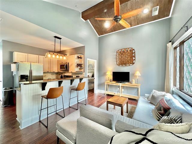 Building Photo - 2637 Chesterfield Ave