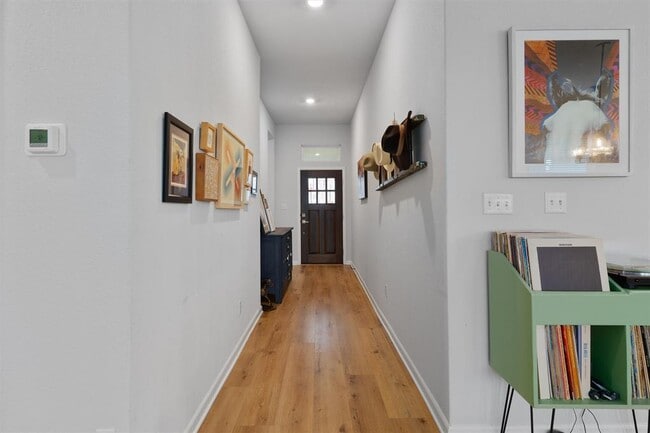 Foto del edificio - 114 Patrick Herndon Dr