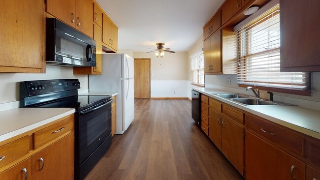 Building Photo - 4 Bedroom, 2 Bathroom Split Level Home