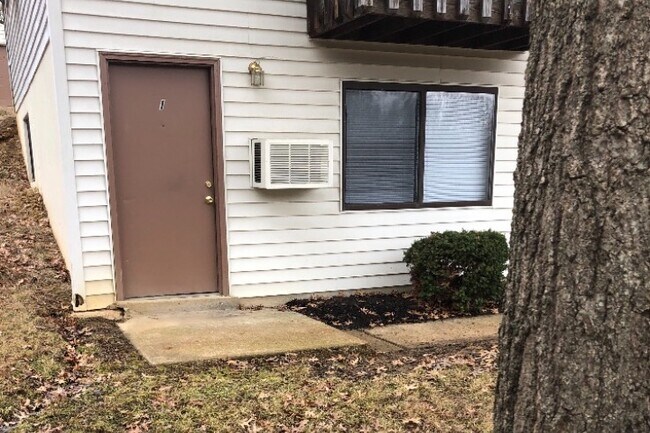 Entrada exterior privada con zona de patio. - 1026 Danwood Ln