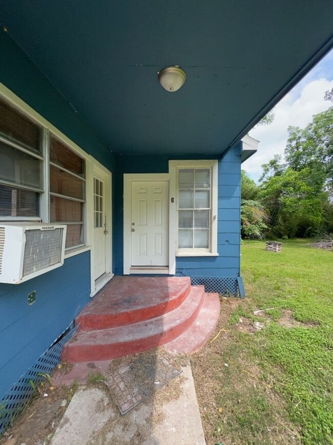 Building Photo - 310 N Rock Island St