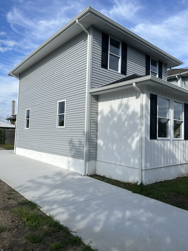 Building Photo - 1405 N Ohio Ave