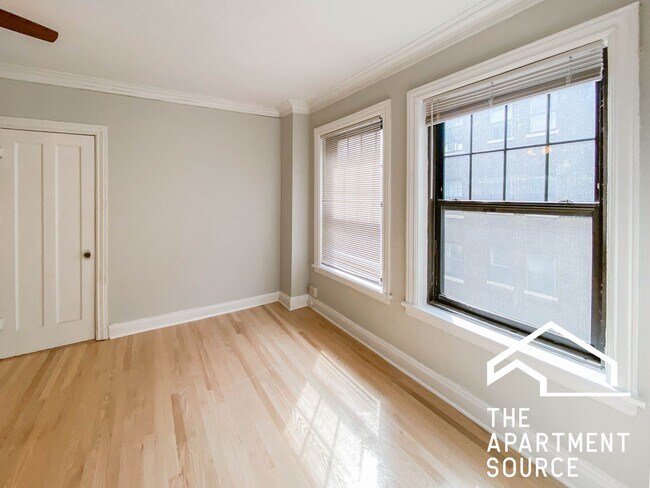 Building Photo - 540 W Briar Pl