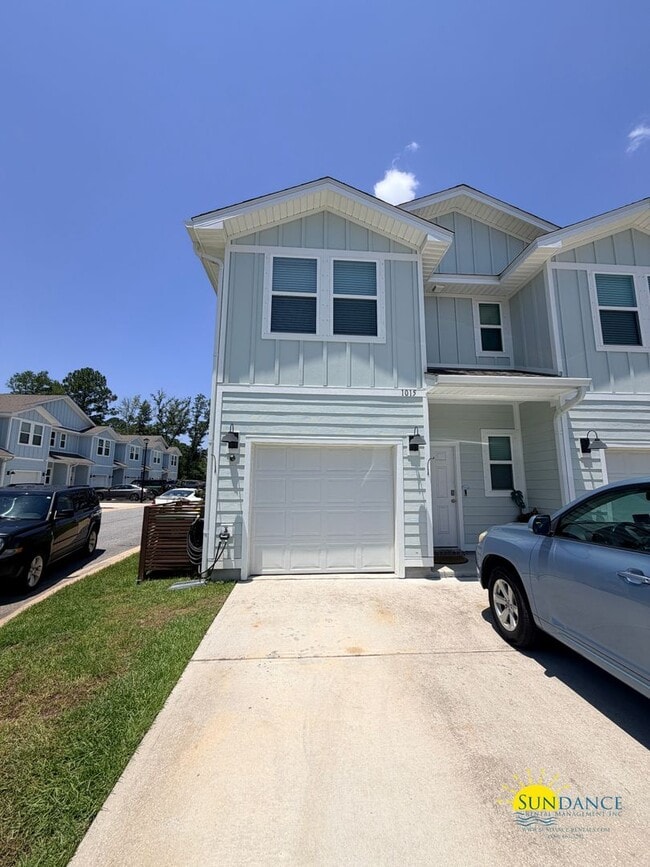 Building Photo - 1015 McLaren Cir