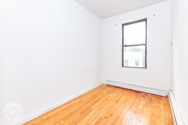 Building Photo - 440 Lorimer St