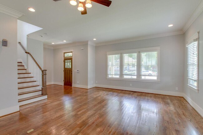 Foto del edificio - Stunning 4 Bedroom / Amazing Location / Fenced in Backyard / Beautiful Covered Front Porch