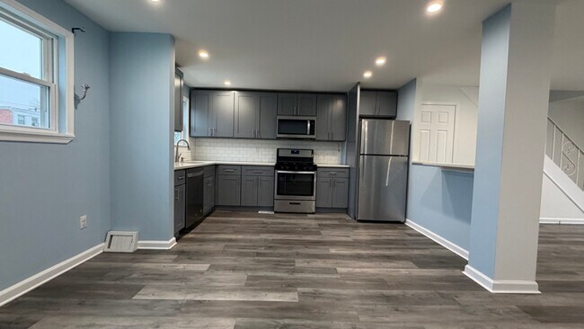 Building Photo - 12611 Biscayne Dr