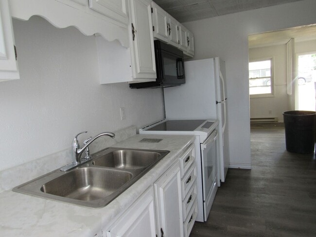 Building Photo - Updated 2 bedroom unit in Triplex