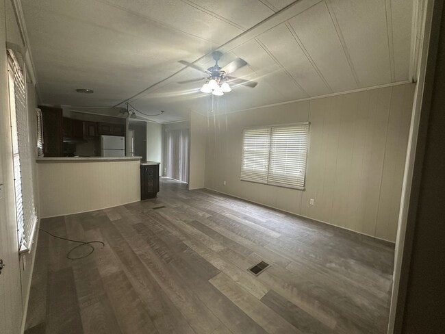 Building Photo - Welcome to this charming 2-bedroom, 2-bath...