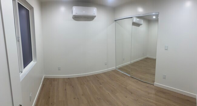Foto del edificio - 9711 Bradwell Ave