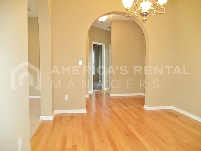 Building Photo - DEPOSIT PENDING! Home in Hillcrest area in...