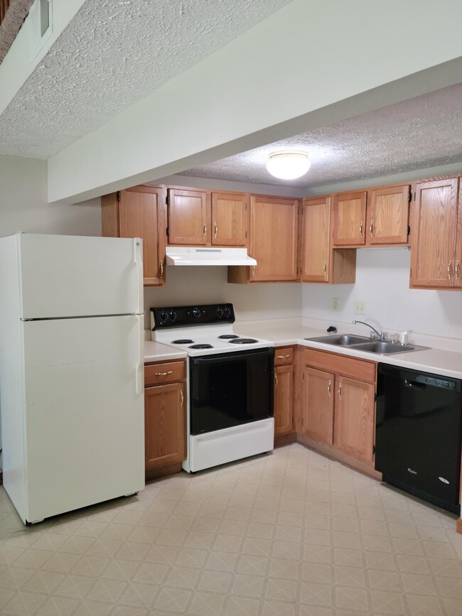 Building Photo - 703 Village Dr