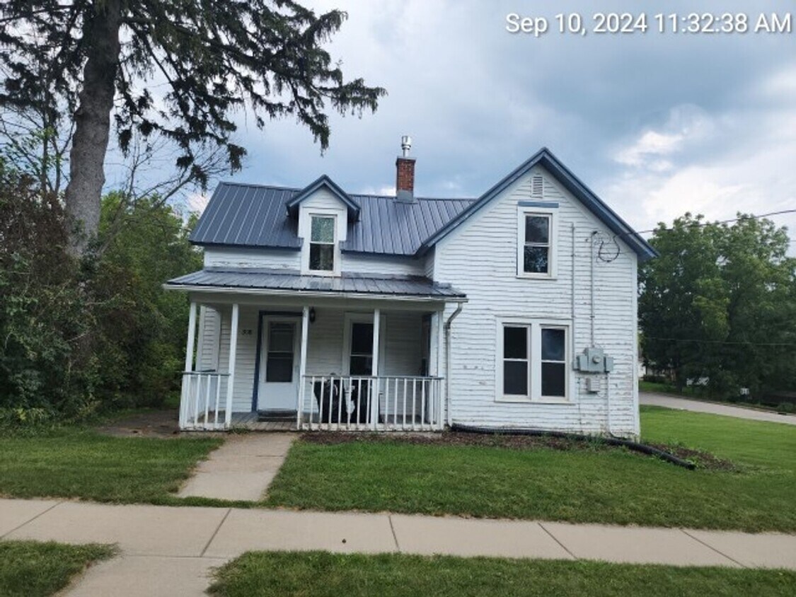 Foto principal - 3 bedroom 1 bath house on corner lot with ...