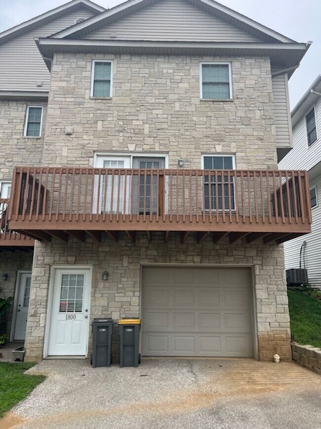 Building Photo - Modern Townhome with Finished Basement & G...