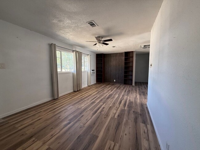 Building Photo - 809 Spruce Ave