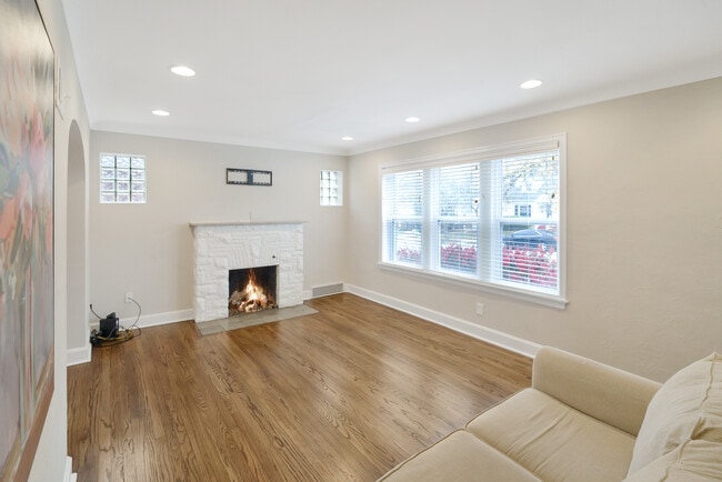 Foto del edificio - 8729 Bridgeport Ave