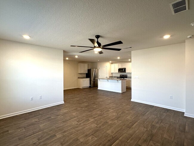 Building Photo - Redstone Commons