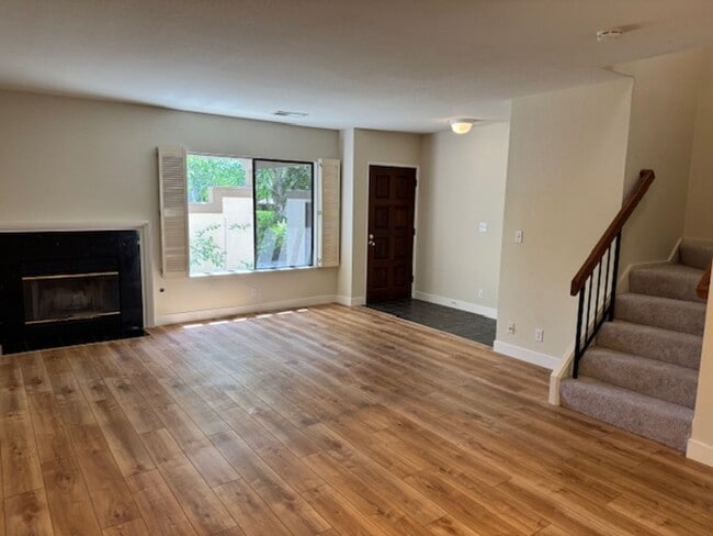 Building Photo - Nicely updated 3 bedroom, 2 bath 2 story t...