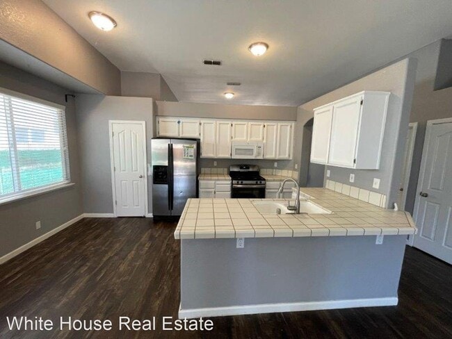 Building Photo - 3 br, 2 bath House - 3216 Mayten Way