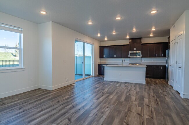 Foto del edificio - "READY NOW! 3-Bed PLUS Office-Townhouse Retreat in Eagle, ID – Spacious Living with 2.5 Baths!"