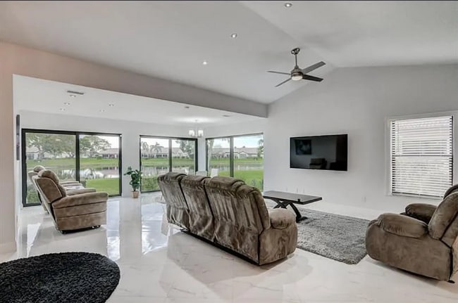 Foto del edificio - 8176 Waterline Dr