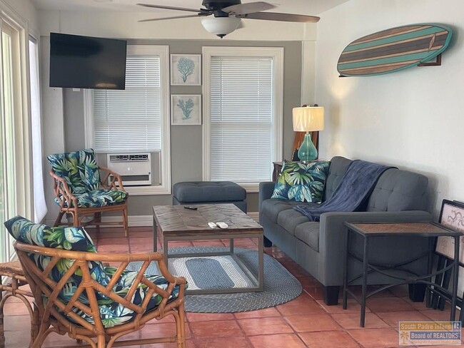 Building Photo - 921 Bass Ave