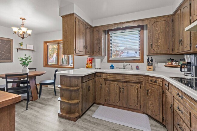 Foto del edificio - 1221 Kenwood St