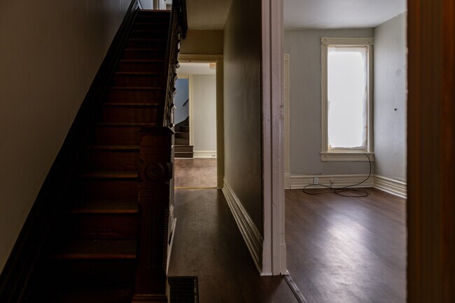 Building Photo - 638 N 6th St