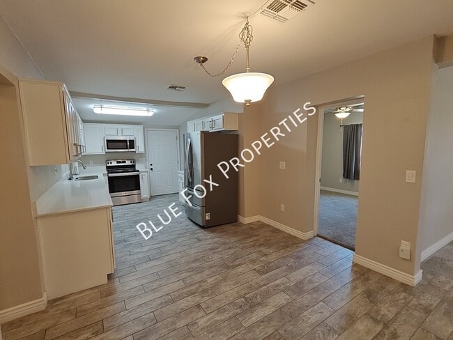 Building Photo - 619 S Highland Ave