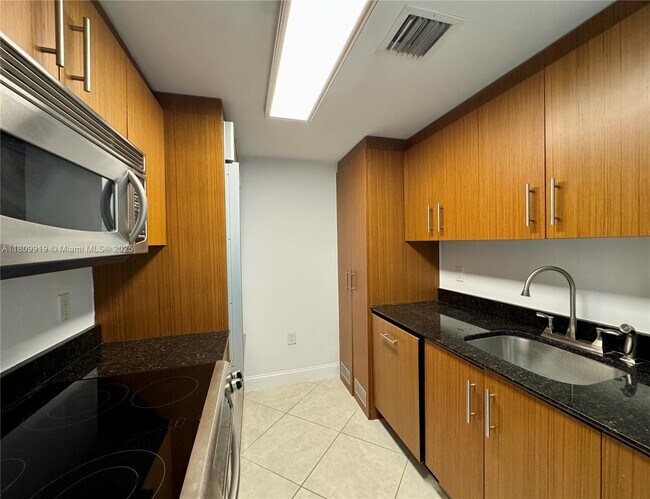 Foto del edificio - 10275 Collins Ave