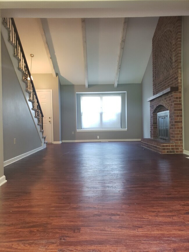 Building Photo - Amazing Overland Park Duplex-Available in ...