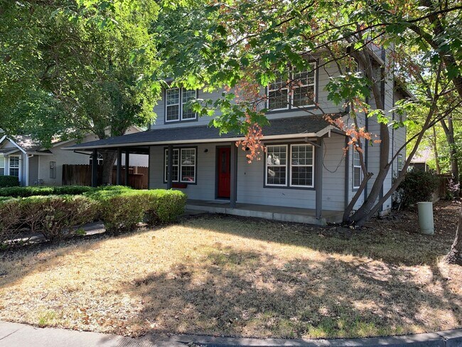 Building Photo - 4 Bedroom House with Great Floor Plan Clos...