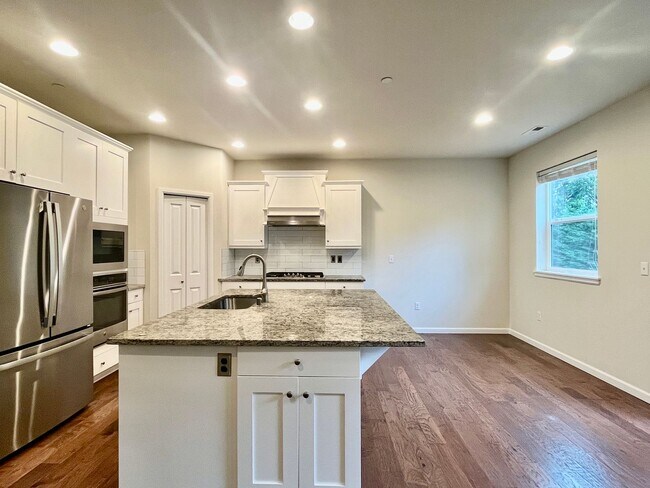 Building Photo - Spacious 5-Bedroom Home for Rent in Kenmore