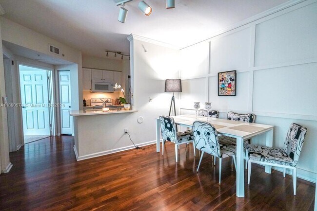 Foto del edificio - 17145 N Bay Rd