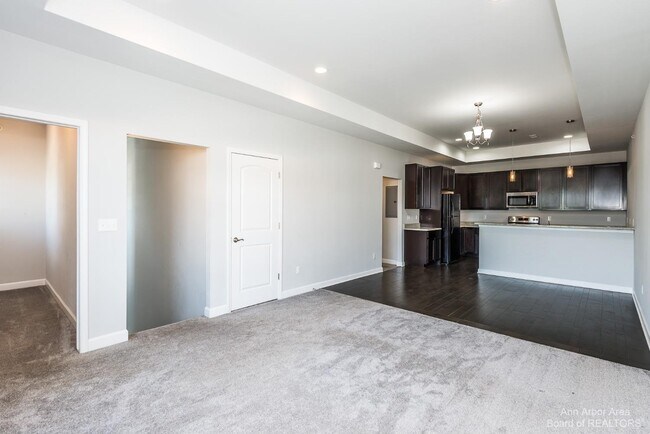 Foto del edificio - 5535 Arbor Chase Dr