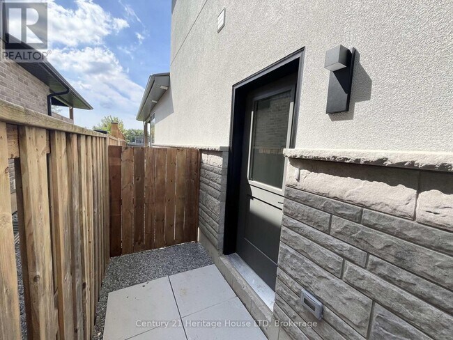 Building Photo - LOWER UNIT - 99A MOFFATT STREET