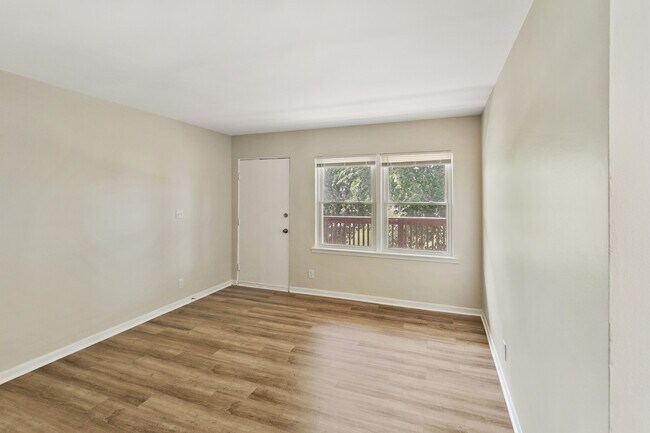 Foto del edificio - 1021 Tollview Ave