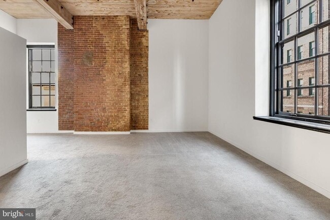 Building Photo - 303 Vine St