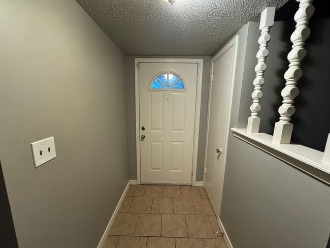 Building Photo - 3 bed 1 bath 2 car garage