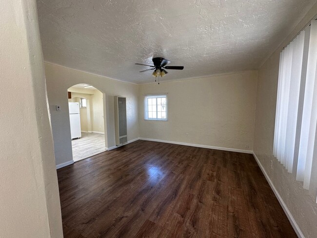 Building Photo - Beautifully New Remodeled 2 Br 1 Bath House