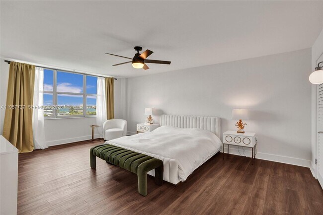 Foto del edificio - 10000 W Bay Harbor Dr