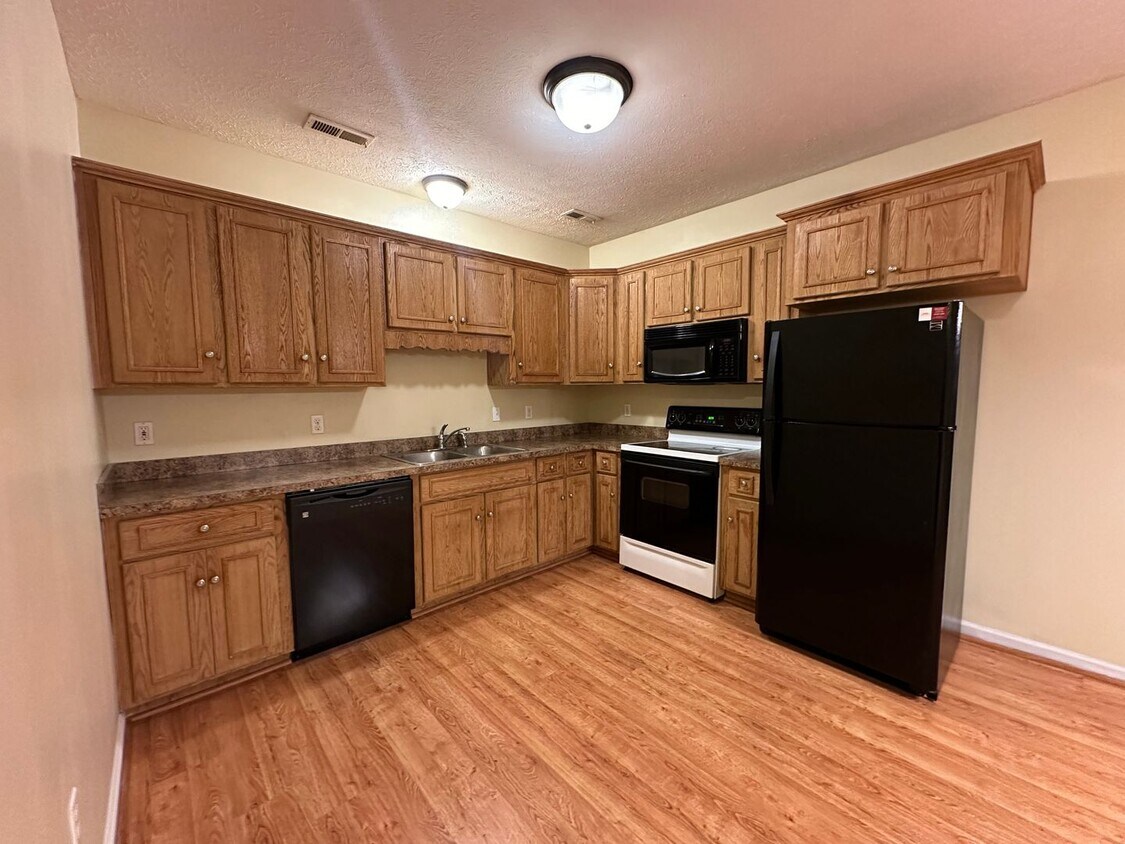 Foto principal - Spacious 2 bedroom 1 bath basement level a...