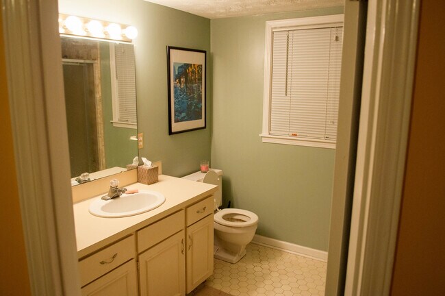 Foto del edificio - 4102 Landau Dr