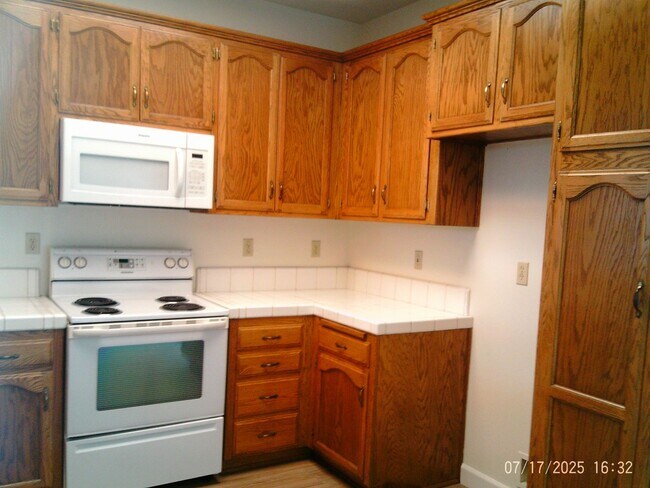Foto del edificio - NORTHWEST CUTIE !  NEW PAINT AND FLOORING!!!