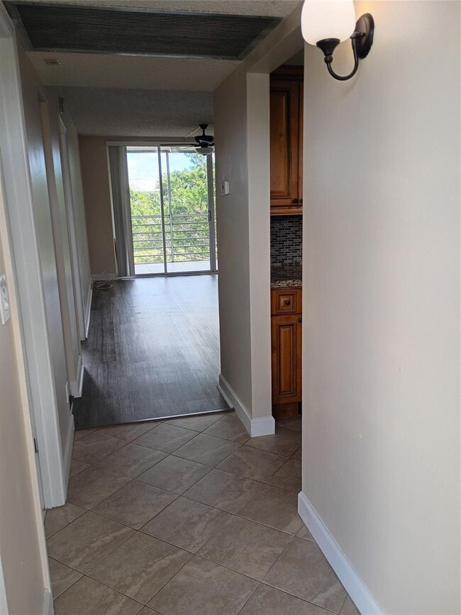 Building Photo - 9230 Lagoon Pl