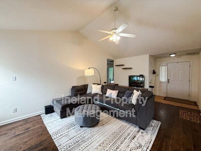 Foto del edificio - 7704 Redwood Ave